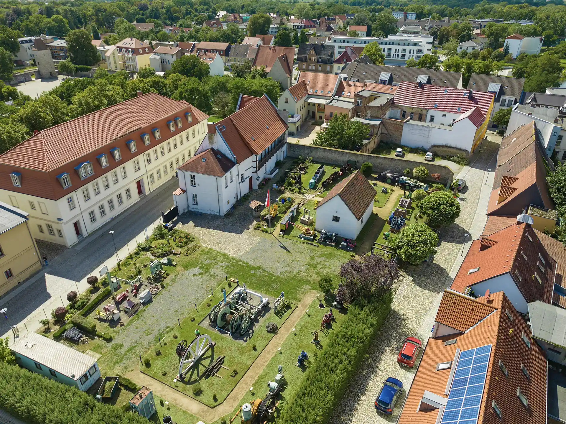 Museum Staßfurt, Luftaufnahme mit Haus, Außenanlagen und Umgebung